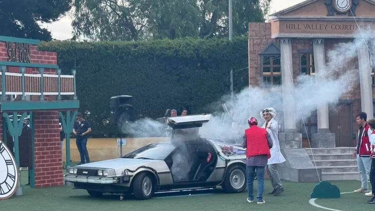 Hill Valley en un colegio — llevamos el DeLorean al Colegio de Fomento Aitana