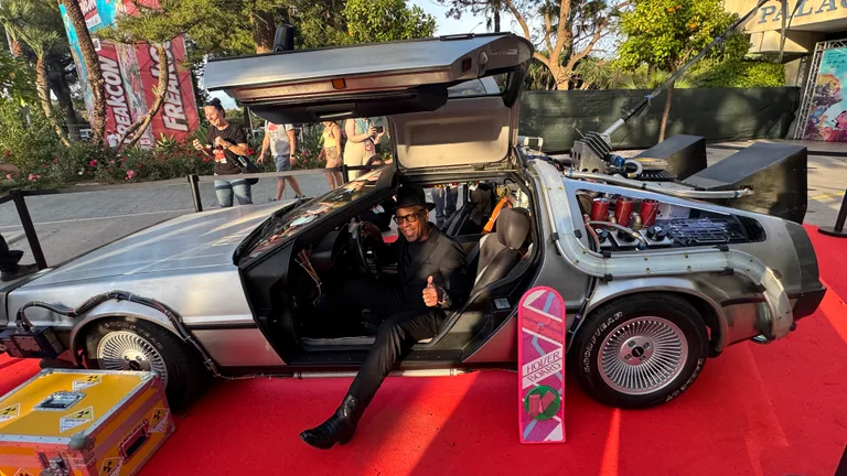 O Giancarlo Esposito sentou-se no nosso DeLorean na FreakCon Málaga