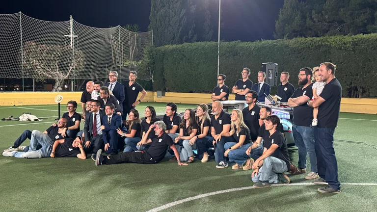 Equipo de RentADelorean y profesorado del Colegio de Fomento Aitana en una foto de grupo al final de la gala de fin de curso, en el campo de fútbol por la noche