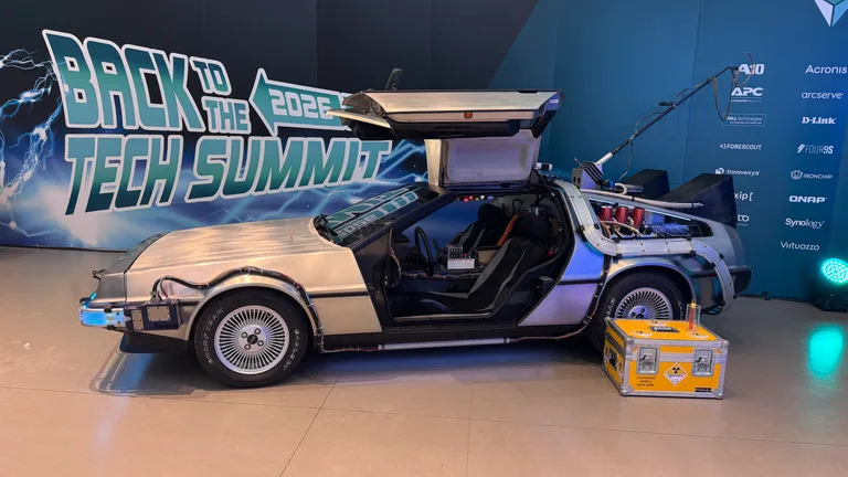 Back to the Tech Summit 2026 — o DeLorean ligado ao DMX da V-Valley