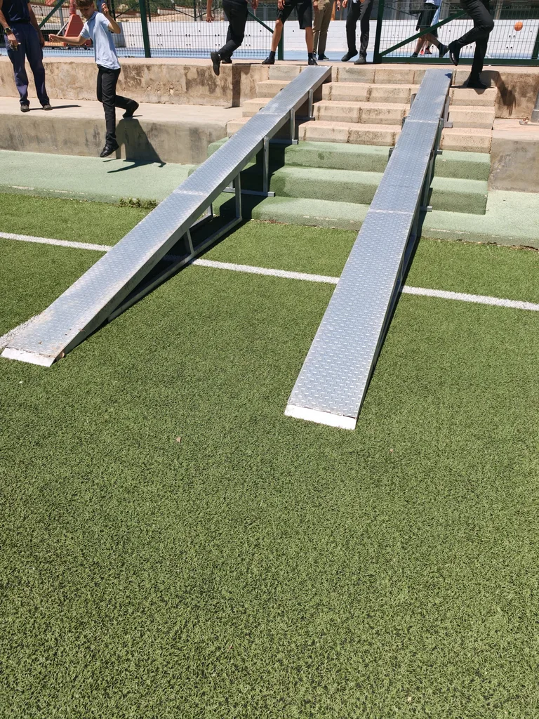 Rampas de aço e madeira que construímos para atravessar o DeLorean sobre uma bancada de cimento até um campo de futebol
