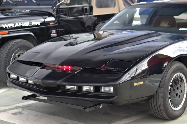 Detalhe do painel do KITT — réplica fiel à série