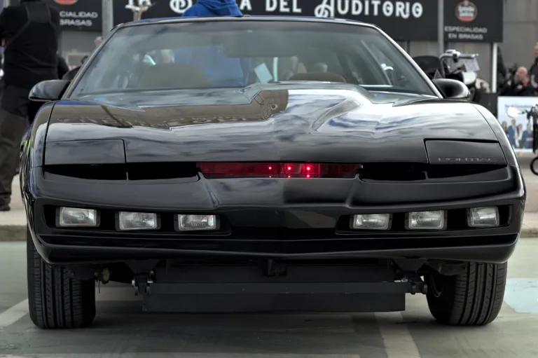 Réplica do KITT para aluguer num evento corporativo em Espanha — scanner aceso, grande plano frontal