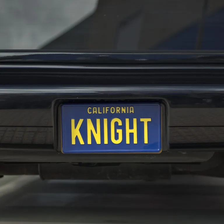 Detalhe do KITT — matrícula californiana KNIGHT da série O Justiceiro