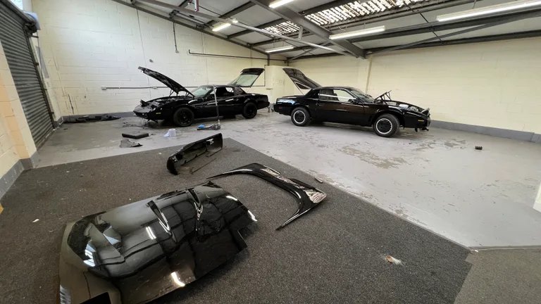 Dois chassis Pontiac Firebird Trans Am pretos em construção como réplicas do KITT na oficina da RentADelorean