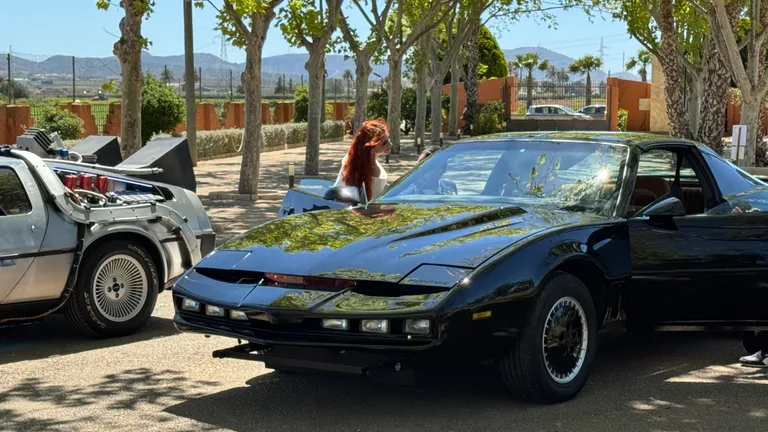 KITT e o DeLorean do Tempo num local de casamento em Espanha — o casal cumprimenta-se entre os dois carros de cinema